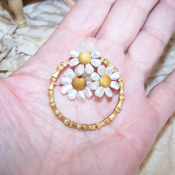 Vintage 14K Gold Freshwater River Pearl Pin Brooch - A Trio of Daisies